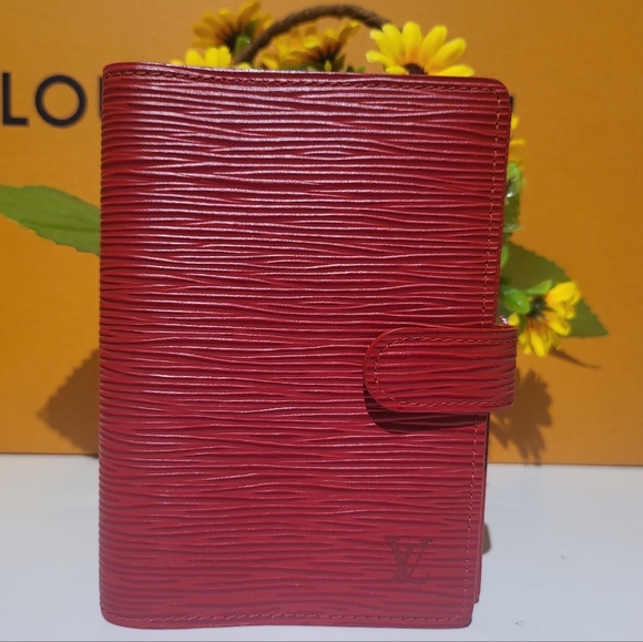 🔥SOLD🔥LOUIS🌻VUITTON EUC Epi Bifold Passport Agenda - Picture 2 of 16